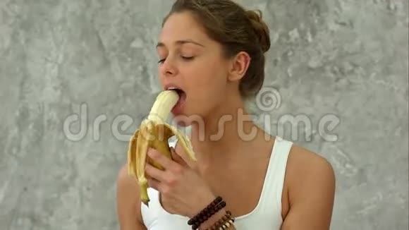 漂亮的女人吃香蕉视频的预览图