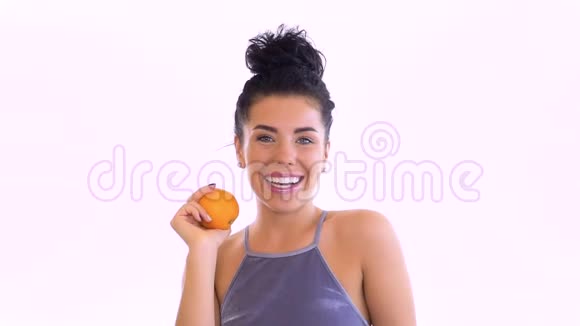 美丽的黑发在白色背景下扮演橙色视频的预览图
