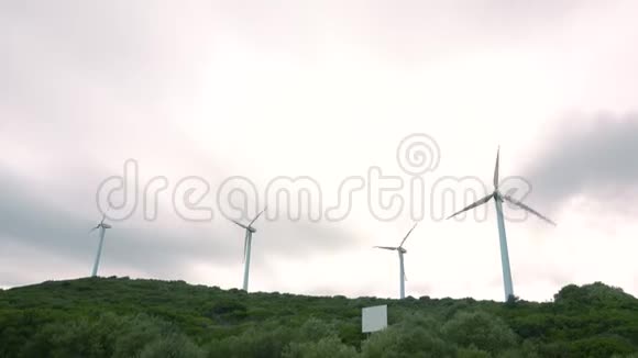 阴天有四台旋转风力发电机视频的预览图