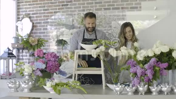 小企业主为鲜花布置一束白玫瑰视频的预览图