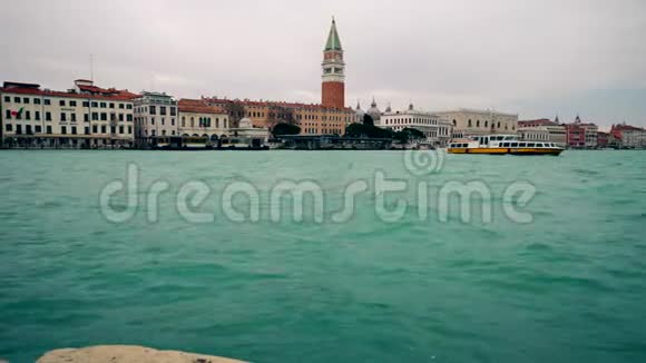 意大利威尼斯圣马可广场前威尼斯泻湖的船只密集交通4K视频的预览图