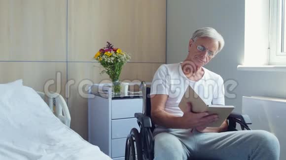 一个漂亮的老人在医院病房看书视频的预览图