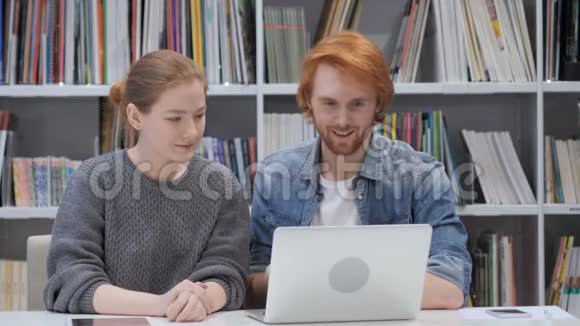 情侣在线视频聊天队友在办公室笔记本电脑上视频的预览图
