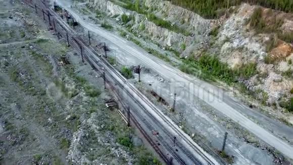 露天矿山矿车载挖土料走在最前沿从上面看火车车厢的俯视图视频的预览图