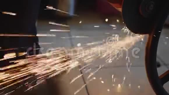 师傅用角磨机切割金属制品视频的预览图