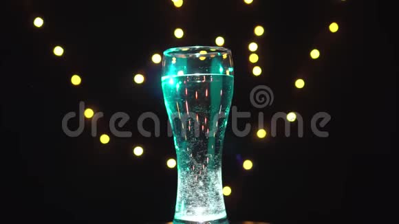 蔚蓝的光线下的一杯水正在转动红色鸡尾酒酒吧概念视频的预览图