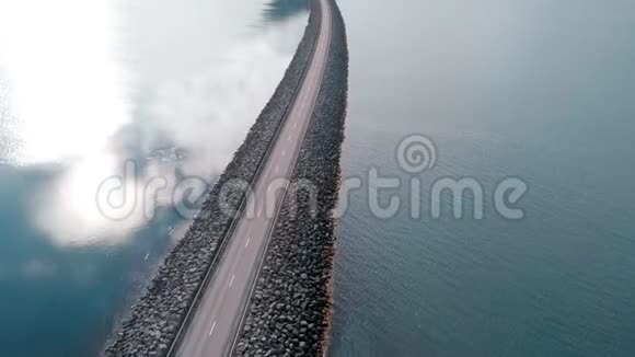 水面上孤立的无限大桥梁或道路视频的预览图