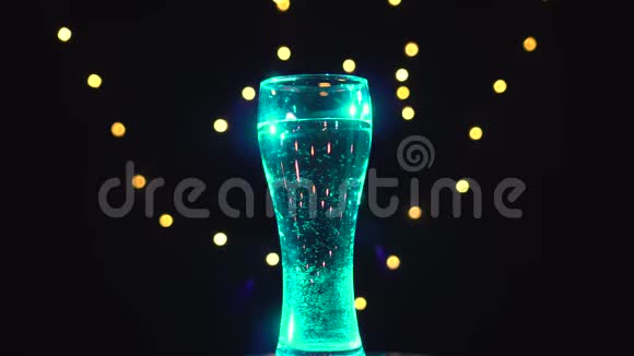 蔚蓝的光线下的一杯水正在转动青绿色杜松子酒酒吧概念视频的预览图