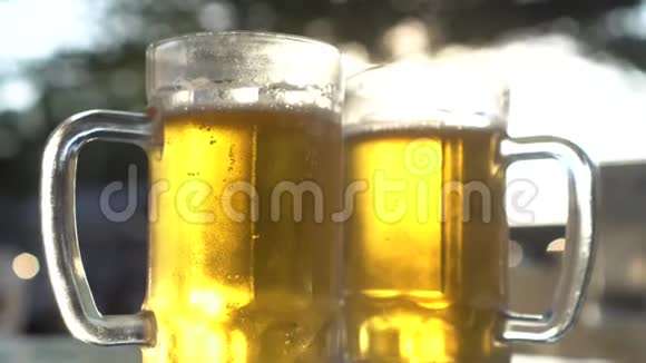 特写两个带有太阳光的啤酒杯视频的预览图