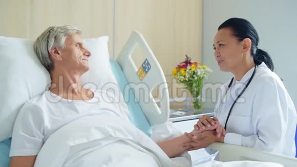 在医院病床附近坐着的女医生视频的预览图