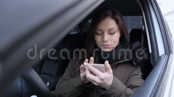 坐在车里用智能手机发短信的女人视频的预览图