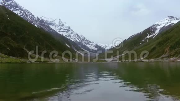卡汉纳兰河谷在多云天气下赛义夫阿尔马卢克湖的美丽镜头视频的预览图
