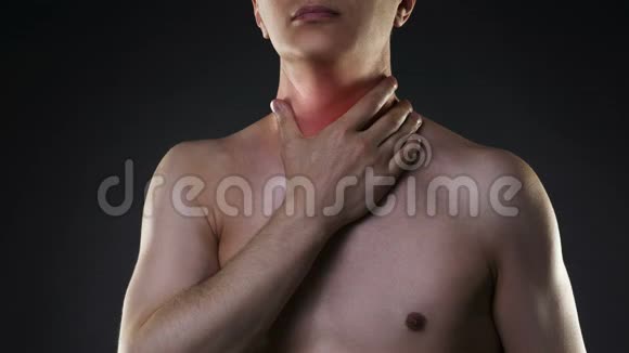 喉咙痛颈部疼痛的男人黑色的背景视频的预览图
