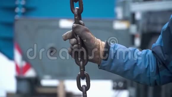 工人在修理工作中触摸起重机吊钩到回路上剪辑工人保持起重机的链条视频的预览图