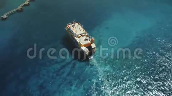 乘坐大渡轮帆船的飞机视频的预览图