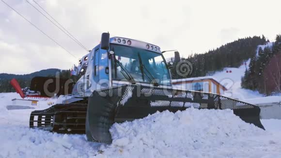 在滑雪场附近的山上拉特拉克正在清理雪堆和准备滑雪的斜坡视频的预览图