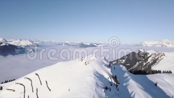 WildKaiser地区Kitzbueheler阿尔卑斯山脉奥地利蒂罗尔的WSAerial山脉和山谷视频的预览图