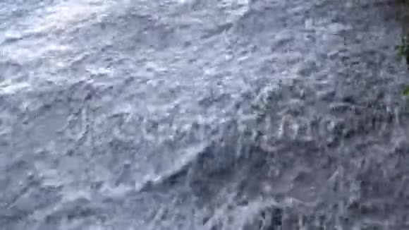 由岩石组成的梯级水流近景视频的预览图