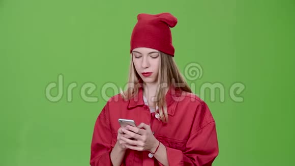 女孩拿着电话打印信息绿色屏幕视频的预览图