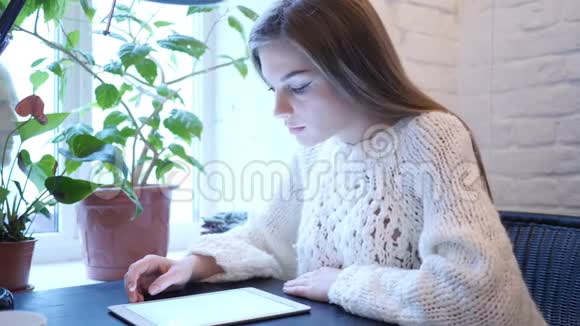 神奇震撼的女人用平板电脑浏览视频的预览图