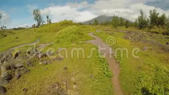 马永火山的山麓与流动的山河附近的勒加兹皮市在菲律宾鸟瞰梅昂火山视频的预览图