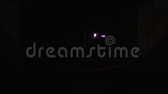 一个女孩在桥下旋转二极管poi在夜间缓慢运动视频的预览图