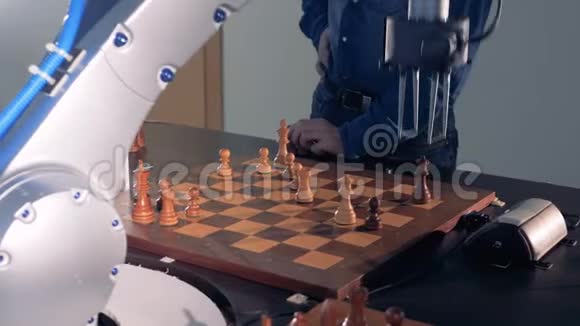 创新的机器人象棋人工智能与人类下棋视频的预览图