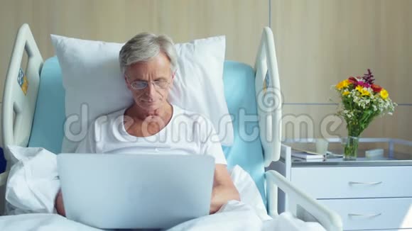医院里严重的老人用笔记本电脑视频的预览图