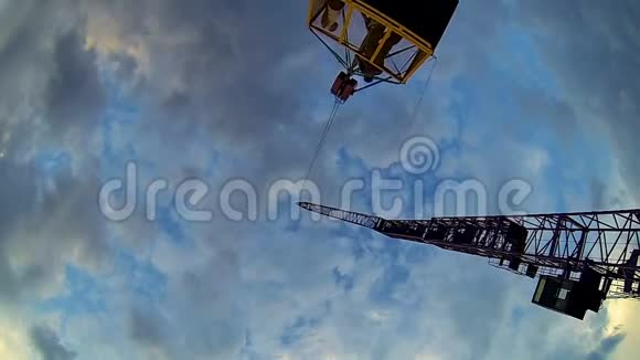 起重机吊人吊篮底视图危险职业工业视频的预览图