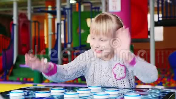那个有激情的女孩在娱乐中心玩棋盘游戏儿童积极休息概念视频的预览图