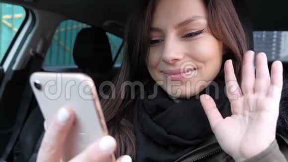 年轻女性坐在车上的在线视频聊天视频的预览图