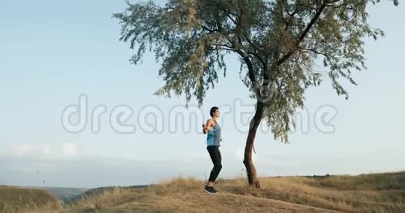 这家伙在干草地上跳绳从事体育运动的人在跳绳上做运动的人4公里视频的预览图