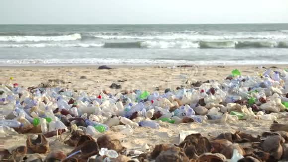 塑料瓶污染海滩视频的预览图