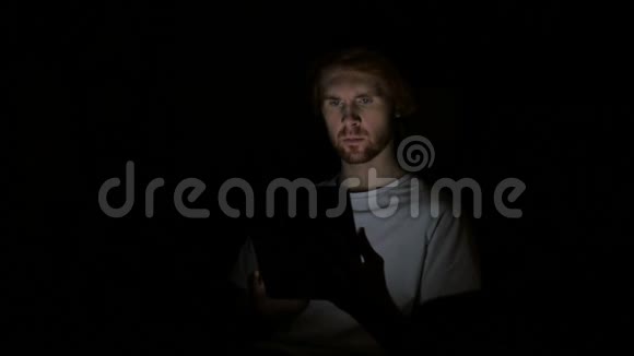 红发人的思考与夜间平板电脑的制作视频的预览图