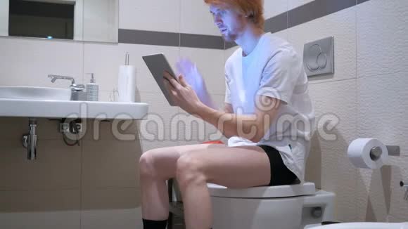 男子坐在浴室洗脸台上的视频聊天视频的预览图