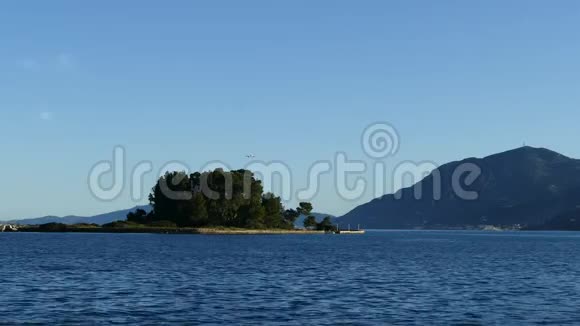 美丽的卡诺尼山地区在科孚岛与庞蒂科尼西岛和瓦拉赫纳修道院老鼠岛降落飞机视频的预览图