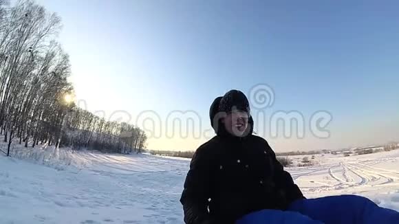 骑着雪山的家伙掉下来了慢动作雪的冬季景观户外运动视频的预览图