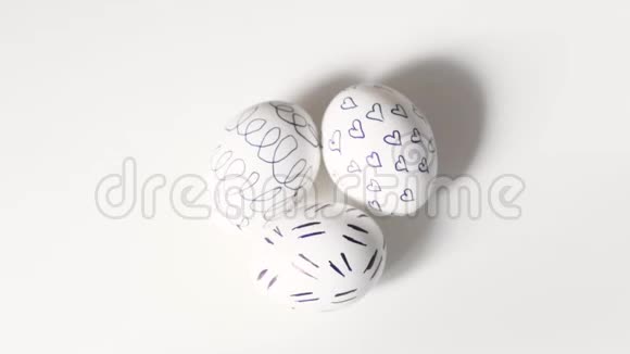 复活节彩蛋从白色背景消失白色背景的复活节彩蛋卵的消失视频的预览图