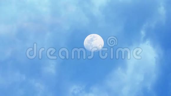 夜晚的满月在明亮的天空中快速移动云在快速移动视频的预览图