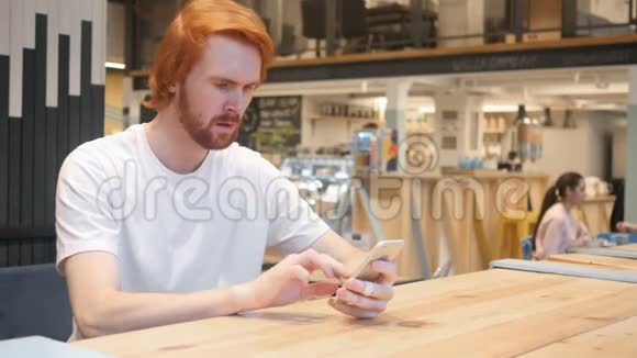 在咖啡厅使用智能手机的被淘汰人被问题困扰视频的预览图