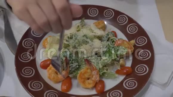 咖啡馆里的女孩吃凯撒沙拉和虾4k视频的预览图
