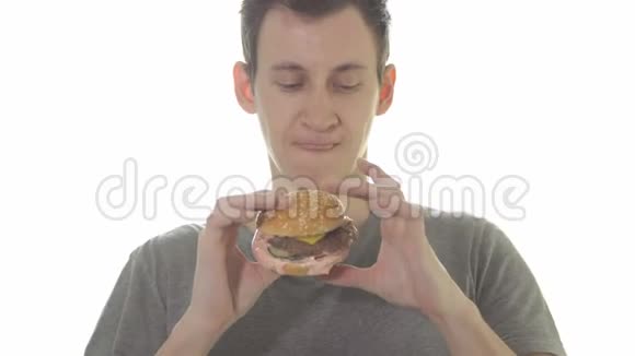 年轻人吃汉堡不健康的食物视频的预览图