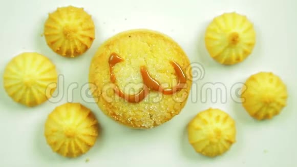黄油饼干有一个彩绘的图形周围是小饼干在圆圈中运动视频的预览图
