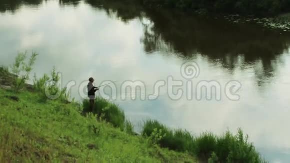 一个人在河里钓鱼视频的预览图