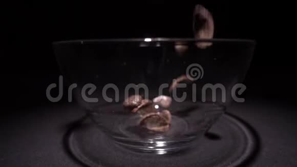 棕色的巧克力玉米片落在一个盘子里盘子边缘有花的图案里面装满了牛奶特写镜头视频的预览图