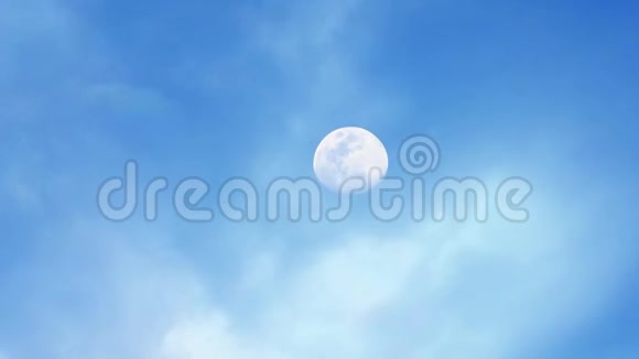 夜晚的满月在明亮的天空中快速移动云在快速移动视频的预览图