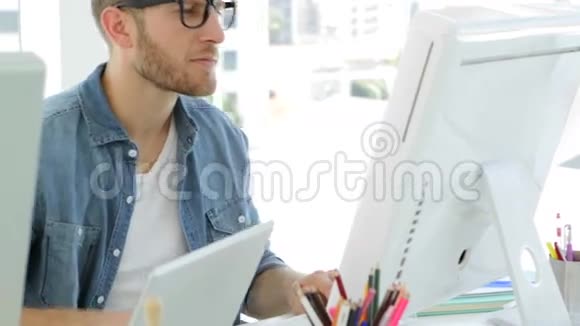 年轻的女商人集中在他的办公桌上视频的预览图