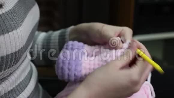女孩编织了一个阿米古鲁米玩具手工制作针织品视频的预览图
