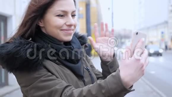 街头女子在智能手机上的在线视频聊天视频的预览图