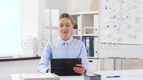 有平板电脑的女商人在办公室工作视频的预览图